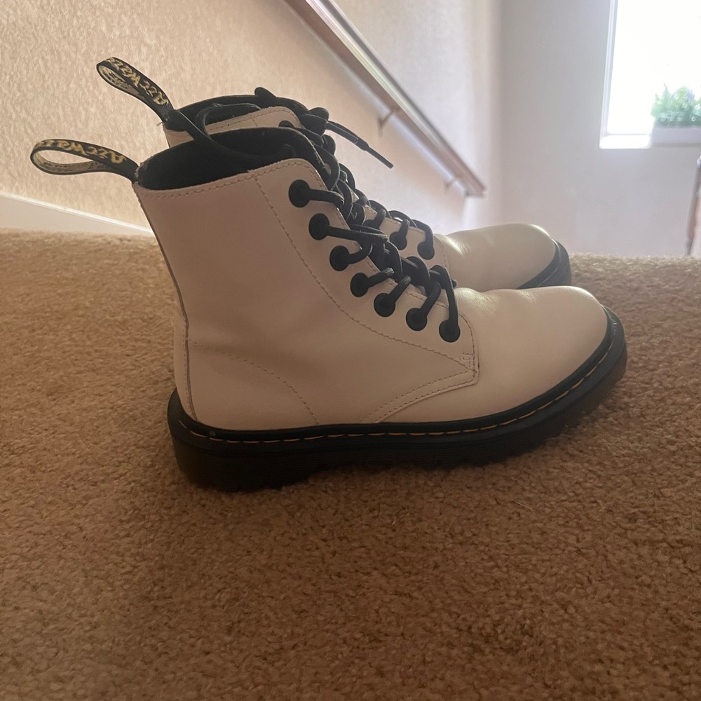 DR MARTENS WHITE LEATHER BOOTS